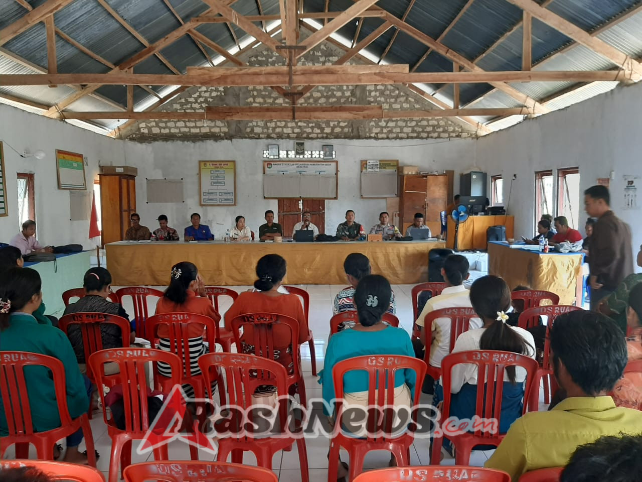 Kehadiran Babinsa Warnai Rapat Musrenbangdes Desa Rua Kecamatan Wanukaka