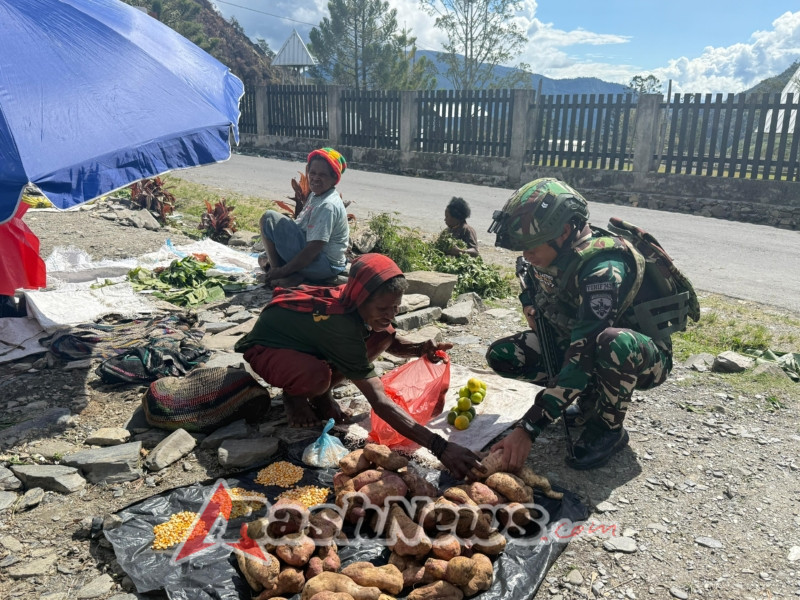 Satgas Yonif 743/PSY Hadirkan Berkah Lewat Belanja Kasih di Pasar Mulia