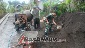 Tingkatkan Infrastruktur Desa, Babinsa Abuan Hadir Dampingi Pembuatan Senderan Jalan
