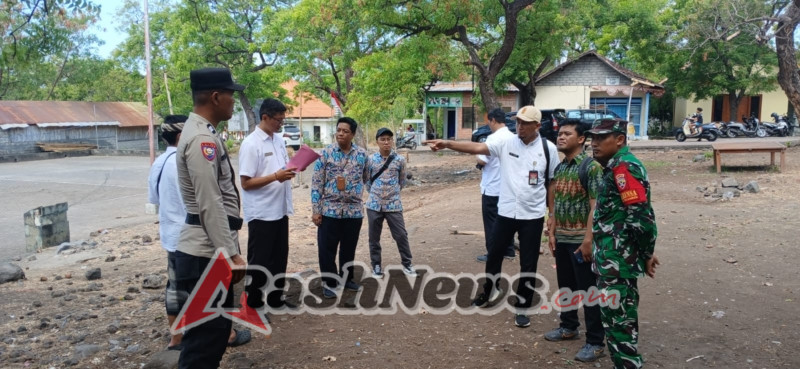 Pastikan kelancaran program Babinsa jajaran Kodim 1623/Karangasem kawal tim SPPI meninjau lokasi untuk pembangunan dapur sehat. 