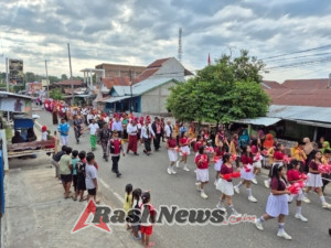 Meriah! Babinsa dan Persit Koramil 1612-03/Reok Ramaikan Karnaval HUT RI ke-80