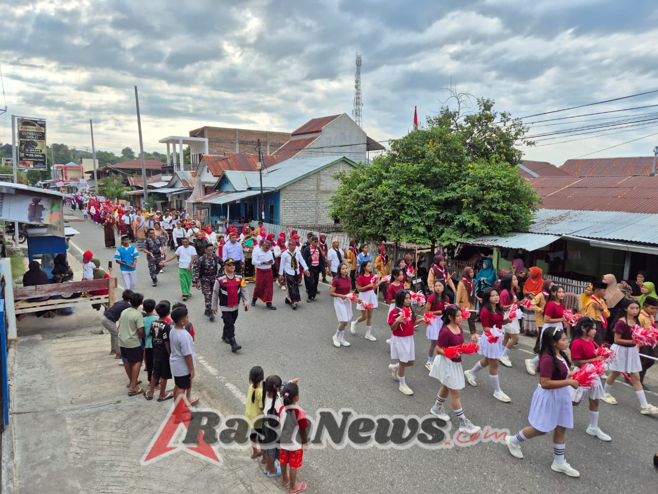 Meriah! Babinsa dan Persit Koramil 1612-03/Reok Ramaikan Karnaval HUT RI ke-80