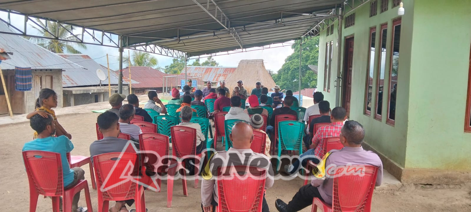 Monitoring dan Komsos Babinsa di Desa Sokoria, Dorong Kemanunggalan TNI dan Rakyat