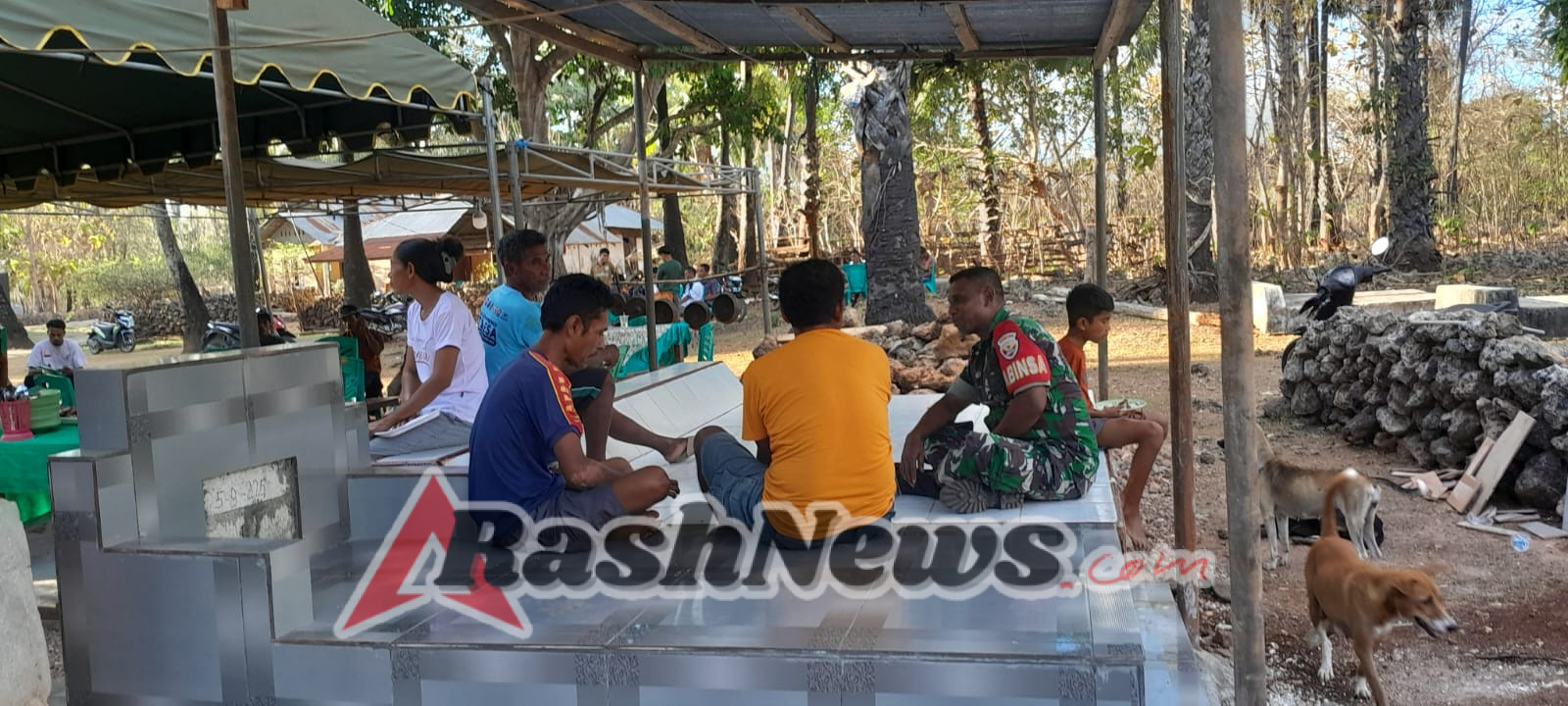 Komsos Babinsa di Rote Ndao: Tekankan Keselamatan Penyadap Nira di Pohon Lontar