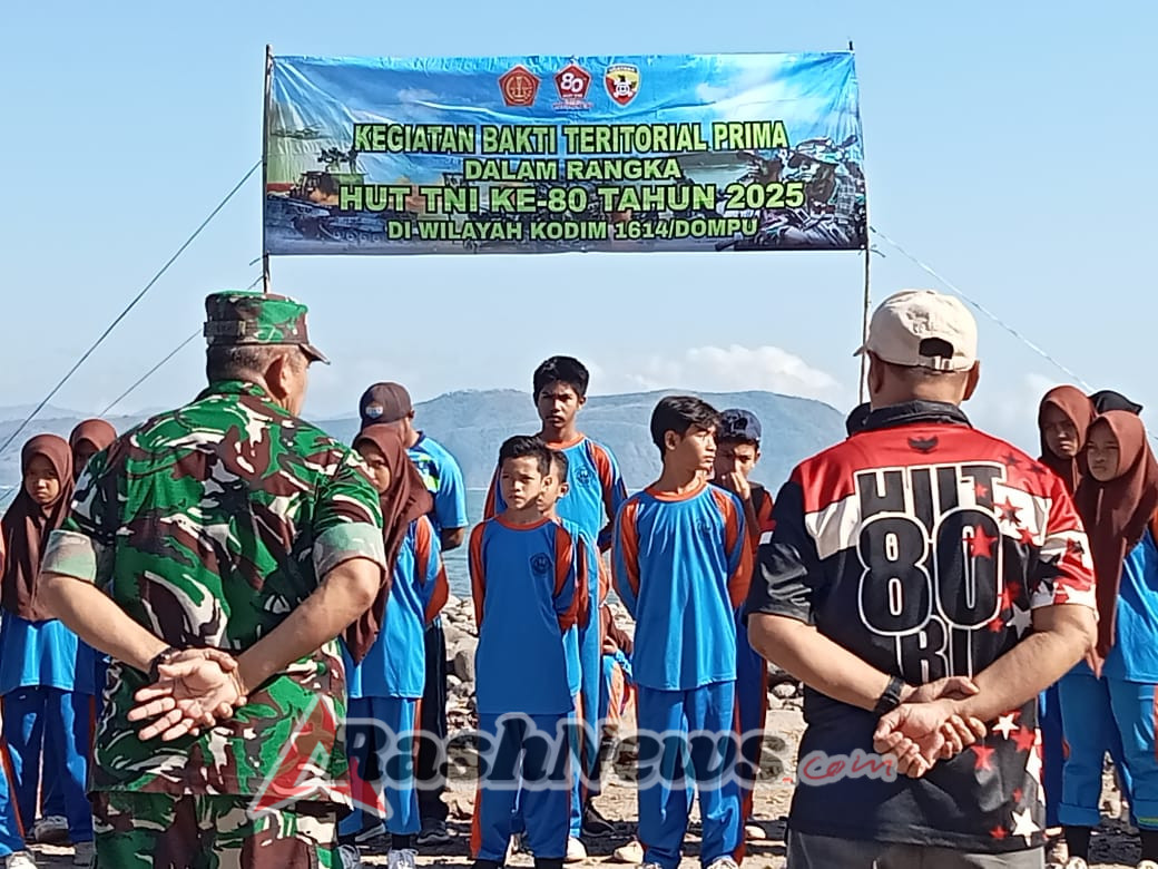 Karya Bakti TNI Bersama Warga Hu’u, Bersihkan Pantai Jala