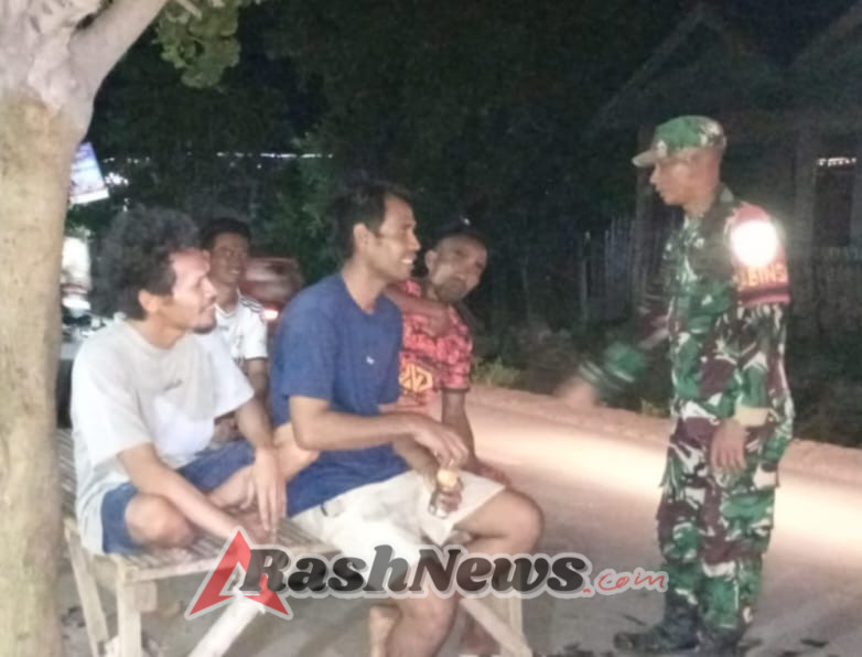 Komsos Malam Hari, Babinsa Kanca Parado Ingatkan Waspadai Pengaruh Negatif Narkoba dan Judi