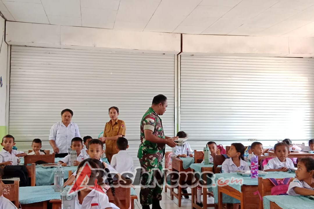 Babinsa Koramil Kota Atambua Serda Ghawa Dampingi dan Pantau Program Makan Bergizi Gratis