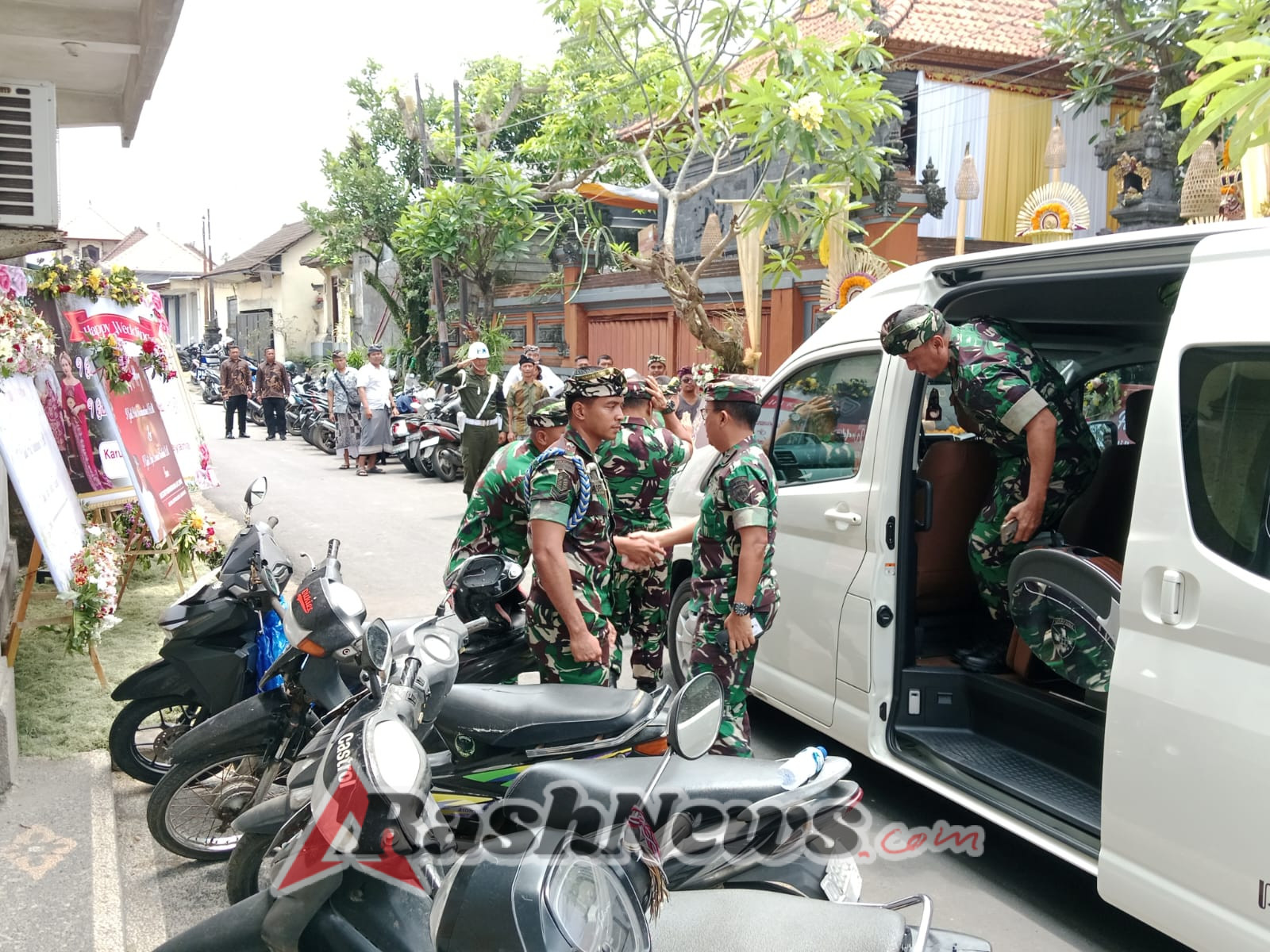 Pangdam IX/Udayana Beri Doa Restu untuk Mempelai di Jero Sampalan Keramas