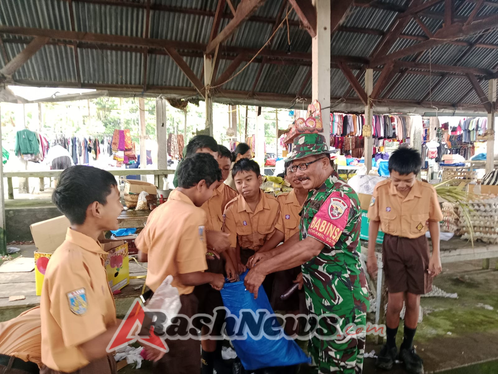 Bakti Teritorial Prima: TNI dan Warga Bangli Bersatu Bersihkan Pasar Desa Peninjoan
