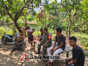 Antusiasme Warga Dusun Basa Kotakoz Terhadap Kehadiran Babinsa di Kegiatan Karya Bakti
