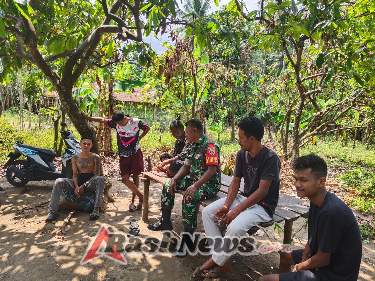 Antusiasme Warga Dusun Basa Kotakoz Terhadap Kehadiran Babinsa di Kegiatan Karya Bakti