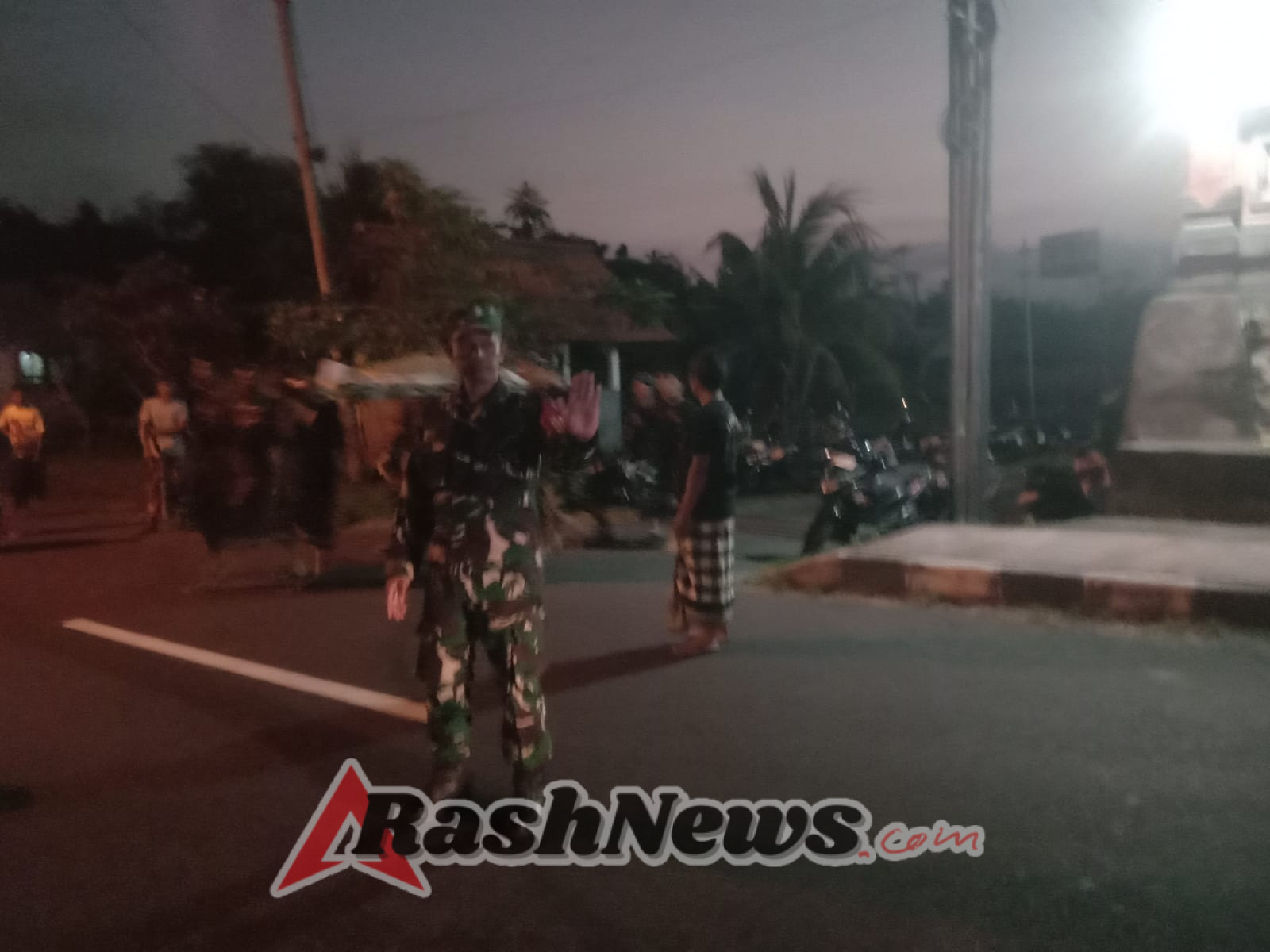 Hadiri Dan Kawal Pemakaman Warga, Babinsa Tojan Sampaikan Duka Cita