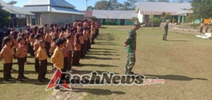 Tumbuhkan Jiwa Nasionalisme, Babinsa Latih Baris Berbaris di SMP Negeri Rarak Ronges