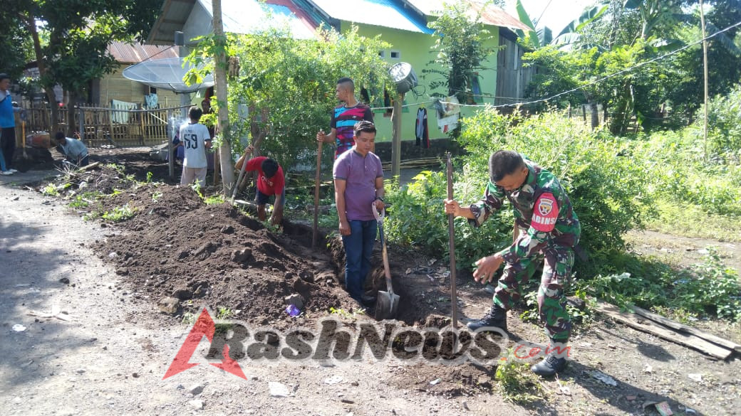 Babinsa Karombo Gelar Gotong Royong Bersihkan Saluran Air Bersama Warga
