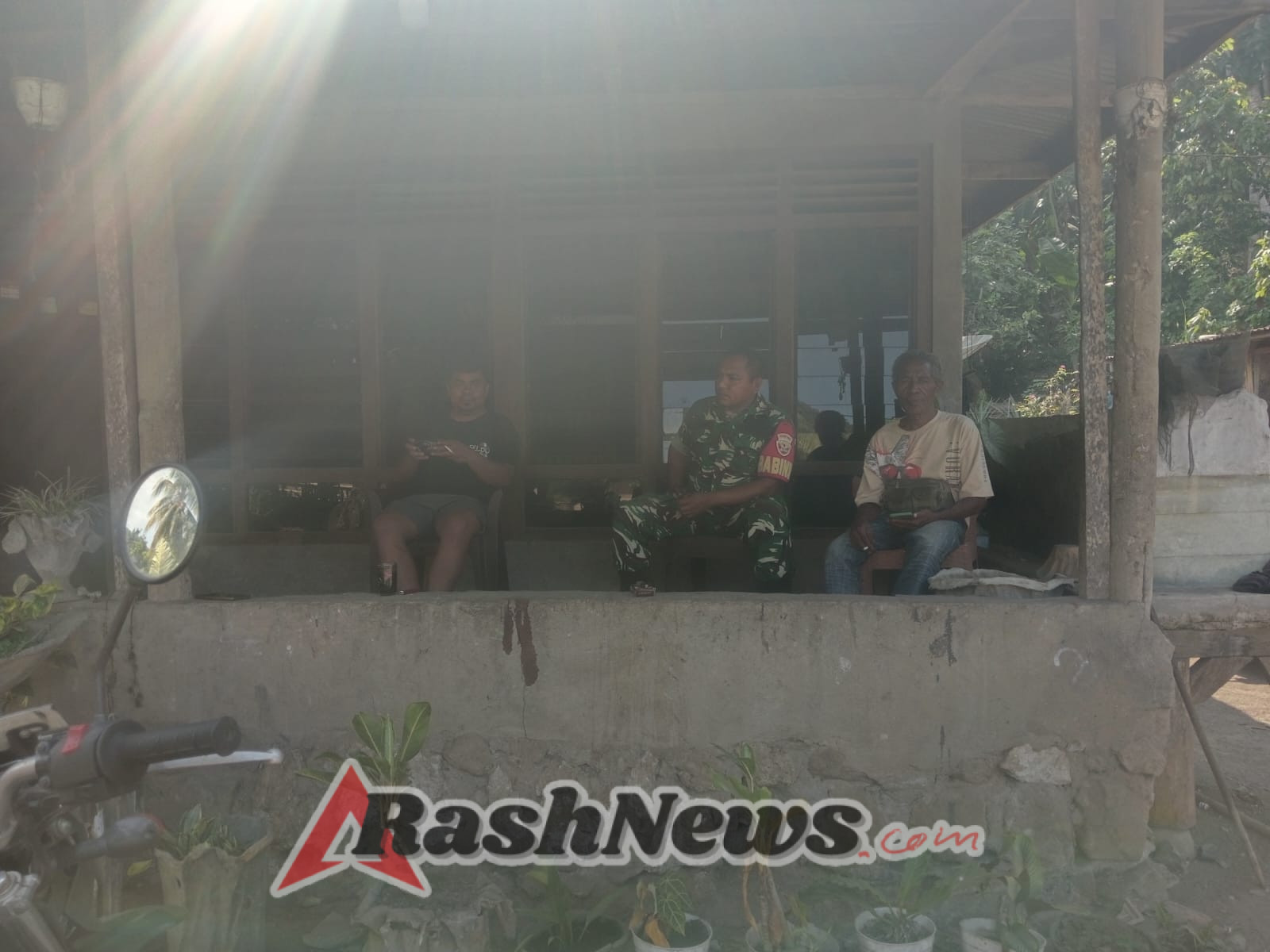 Warga Sambut Antusias Kehadiran Babinsa dalam Kegiatan Komsos di Desa Nemboramba