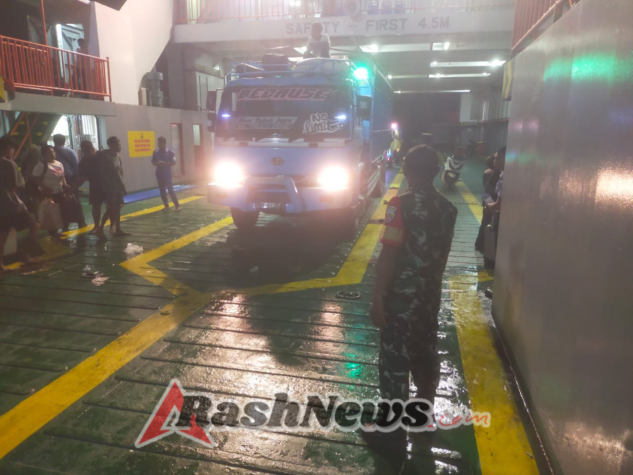 Jelang Keberangkatan, Babinsa Lakukan Pengamanan Kapal Fery Garda Maritim 3 di Pantai Baru