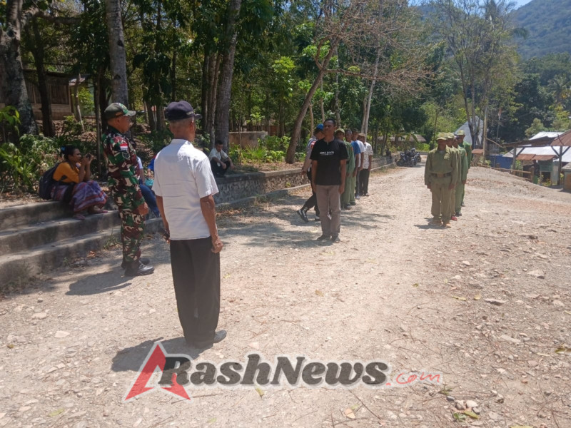 Babinsa Koramil 1618-04/Bisel Latih PBB dan Berikan Pembekalan Kepada Anggota Linmas Desa Loeram