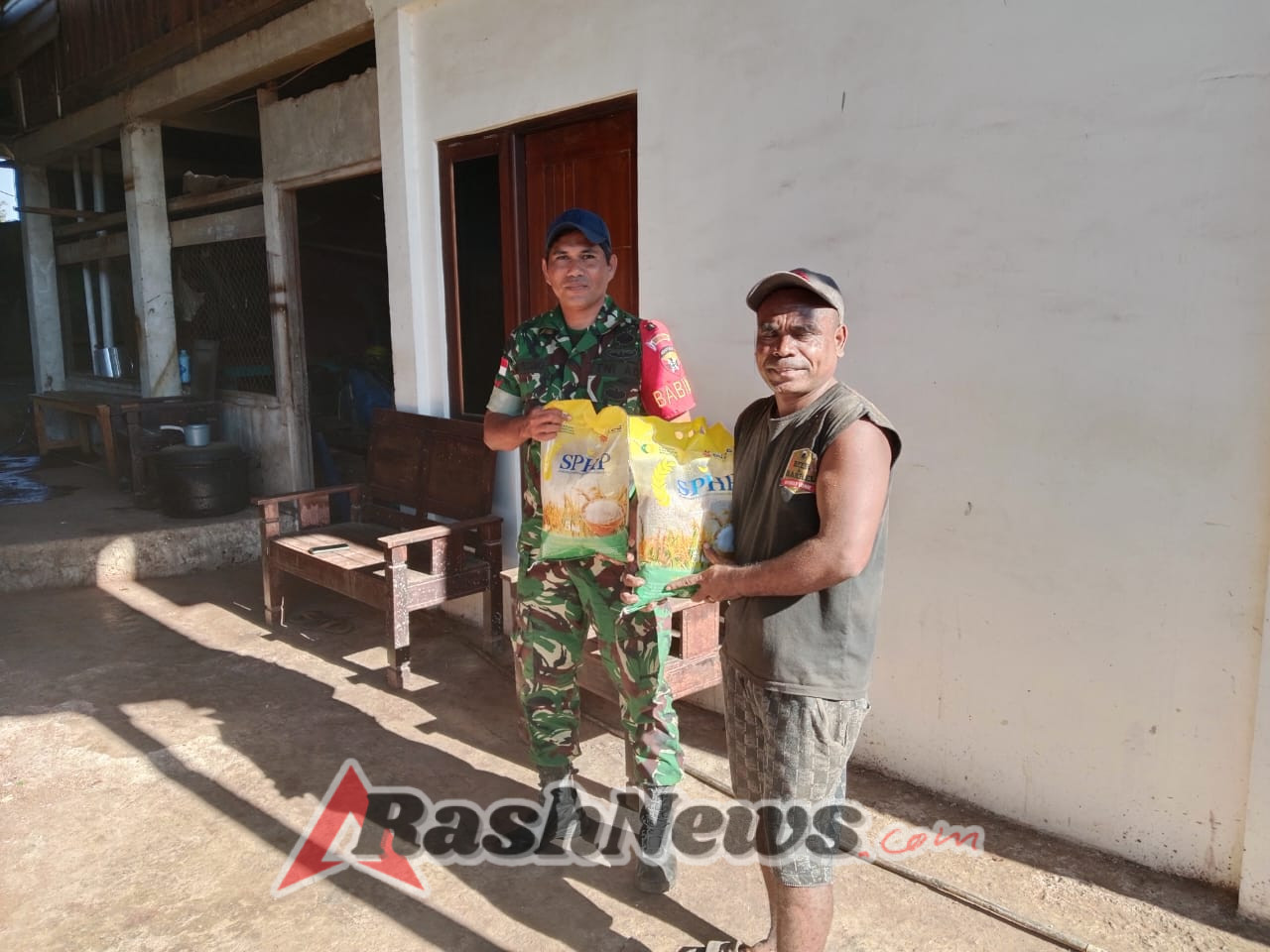 Babinsa Koramil Batutua Dukung GPM, Warga Rote Ndao Dapatkan Beras Murah