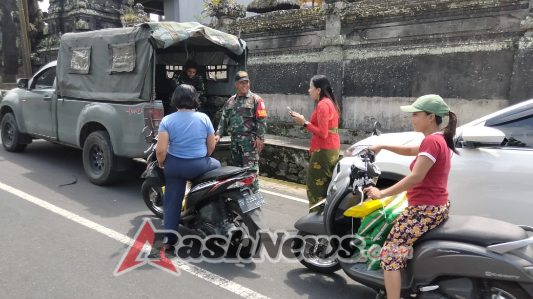 Staf Teritorial Kodim Tabanan di Tengah Rakyat: Bagikan Beras di  Desa Wongaya Gede