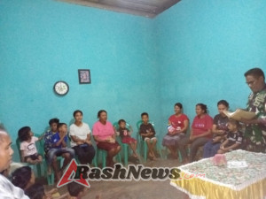 Dekat dengan Warga, Babinsa Serka Janry Selanno Pimpin Peribadatan Jemaat Pelita Ne’e