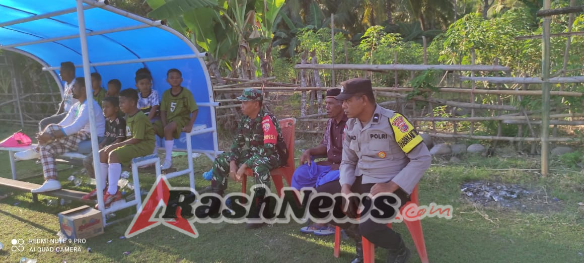 Ndori, Ende – Turnamen Sepak Bola Mini Soccer U-13 Tahun 2025 resmi dimulai pada Minggu, 21 September 2025, pukul 15.30 WITA, bertempat di Lapangan Sepak Bola Desa Maubasa, Kecamatan Ndori, Kabupaten Ende. Kegiatan ini dihadiri oleh ratusan penonton dan berlangsung dengan aman dan tertib.  Turut hadir dalam pembukaan turnamen tersebut antara lain Babinsa Koramil 1602-02/Wolowaru, Sertu Muksin, serta Bhabinkamtibmas Polsek Lio Timur, Aiptu Ahmad. Kehadiran aparat keamanan ini turut memastikan jalannya pertandingan berjalan lancar.  Dua laga pembuka digelar pada sore hari. Pada pertandingan pertama, NANGANAMBO FC berhasil mengalahkan RECARDO FC dengan skor telak 3-0. Pertandingan ini dipimpin oleh wasit Marianus Koje dan berlangsung tanpa insiden.  Sementara itu, pertandingan kedua mempertemukan KAISAR FC dengan PERSEGGA FC. Dalam laga yang berlangsung sengit, KAISAR FC berhasil mencetak satu-satunya gol dan mengakhiri pertandingan dengan kemenangan tipis 1-0. Pertandingan ini dipimpin oleh wasit Irham.  Sekitar 400 orang penonton hadir menyaksikan jalannya dua pertandingan perdana ini, yang menjadi pembuka rangkaian turnamen U-13 tahun ini.  Pertandingan berakhir pada pukul 17.15 WITA dan seluruh rangkaian kegiatan berjalan dengan aman dan tertib.