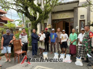 Bantu Penyaluran Sembako, Babinsa Takmung Ungkap Bahagia Lihat  Senyum Lansia