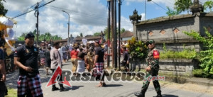 Pengamanan Upacara Pitra Yadnya Jadi Momentum Babinsa Tihingan  Bangun Komunikasi