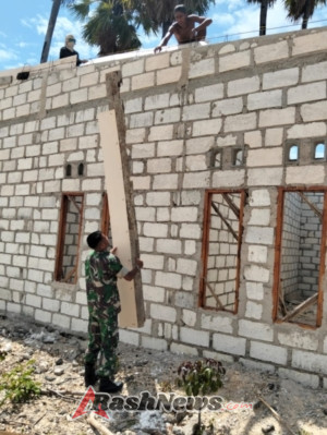 Babinsa Koramil Batutua Gotong Royong Bantu Pengecoran Rumah Warga di Desa Holulai