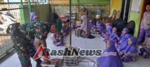 Wujud Kepedulian, Babinsa Seteluk Tengah Dampingi Pemberian Makanan Sehat di SDIT Ar Risalah