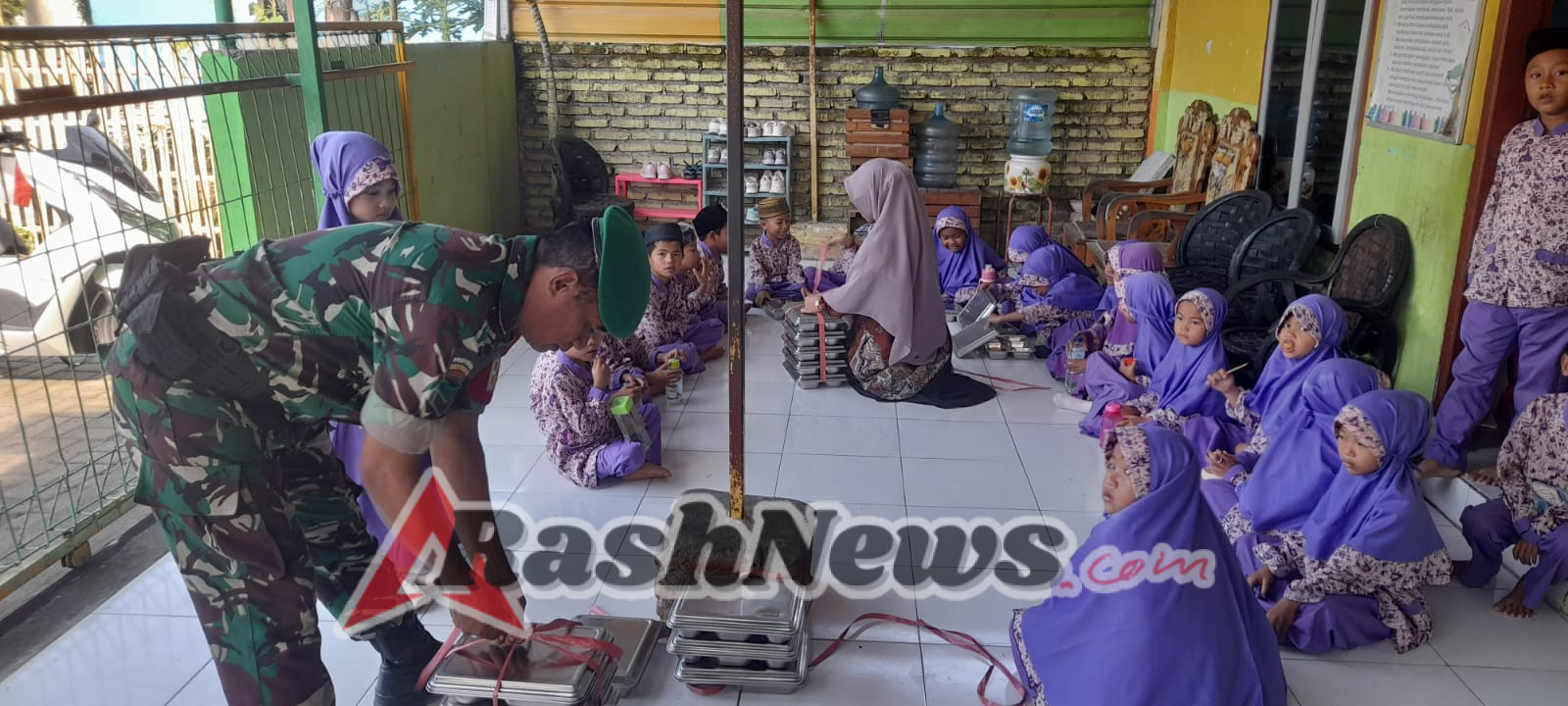 Wujud Kepedulian, Babinsa Seteluk Tengah Dampingi Pemberian Makanan Sehat di SDIT Ar Risalah