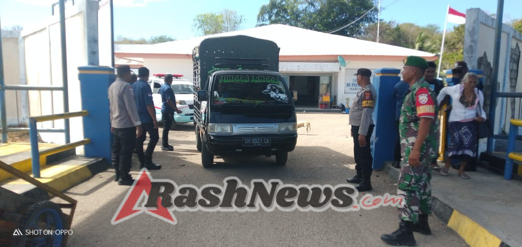 Babinsa Kodim 1627/RN dan Polsek Pantai Baru Amankan Keberangkatan Kapal Garda Maritim 3