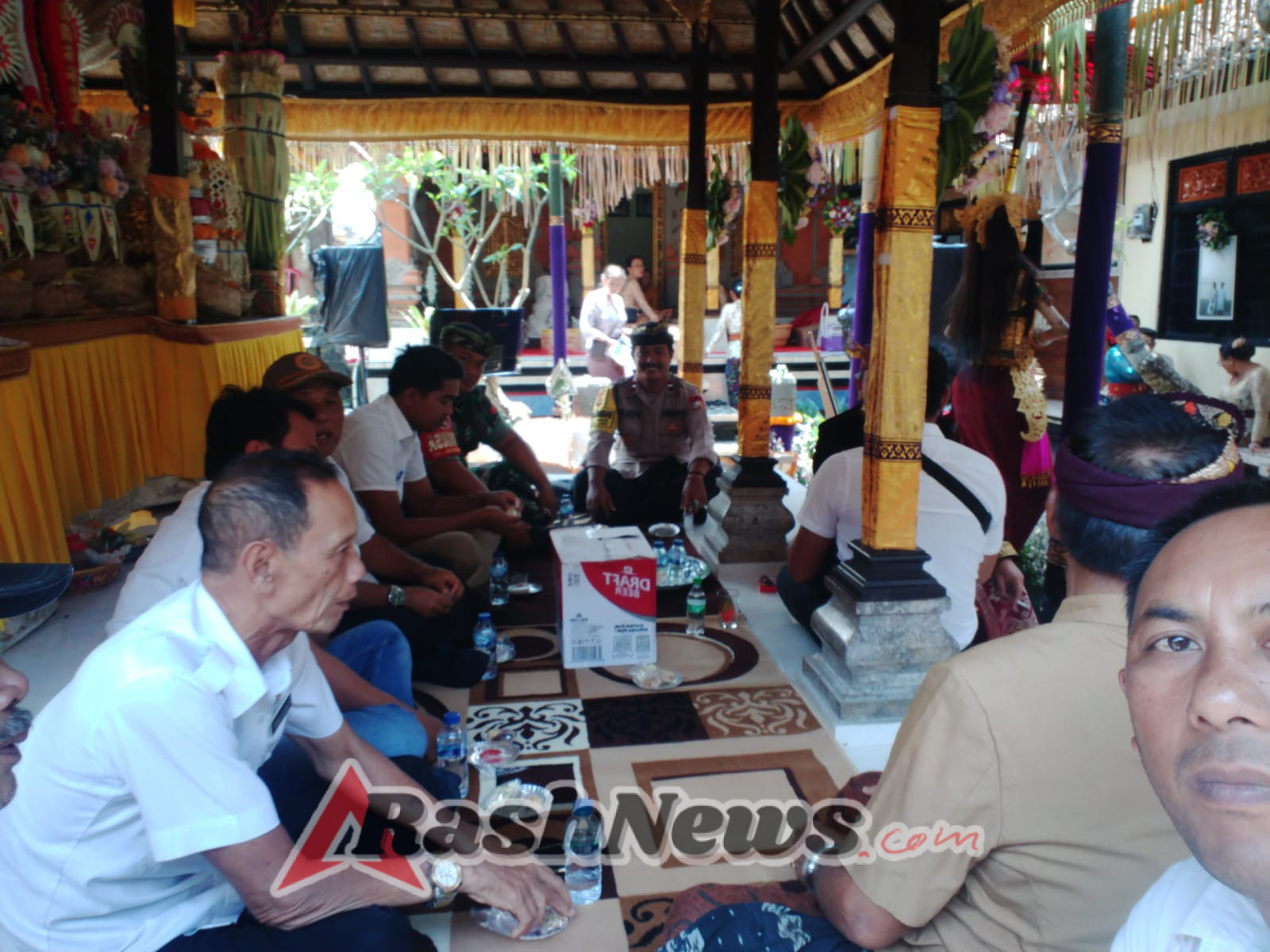 Babinsa Ajak Warga Jaga Kerukunan Saat Hadiri Acara Pernikahan di Desa Sumita