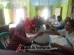 28 Keluarga di Desa Dete Terbantu dengan BLT, Babinsa Dampingi Proses Penyaluran