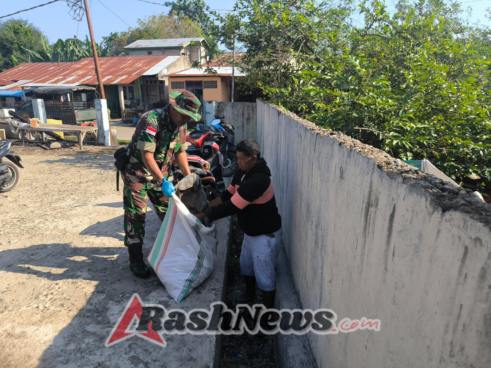 Karya Bakti Babinsa Koramil 1612-02/Reok Wujudkan Pasar Bersih dan Sehat
