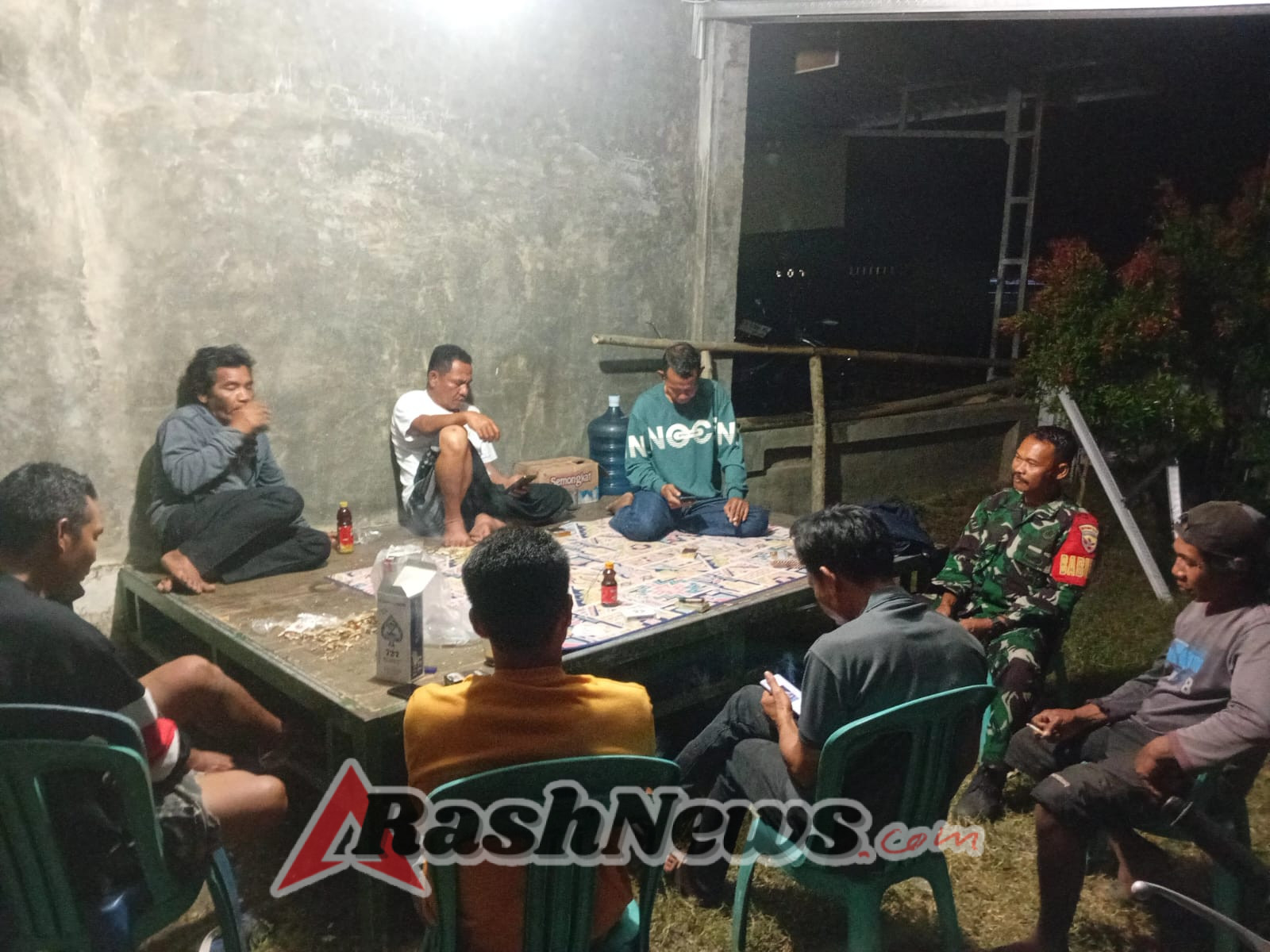 Babinsa Ajak Warga Jaga Ketentraman Saat Laksanakan Patroli Malam