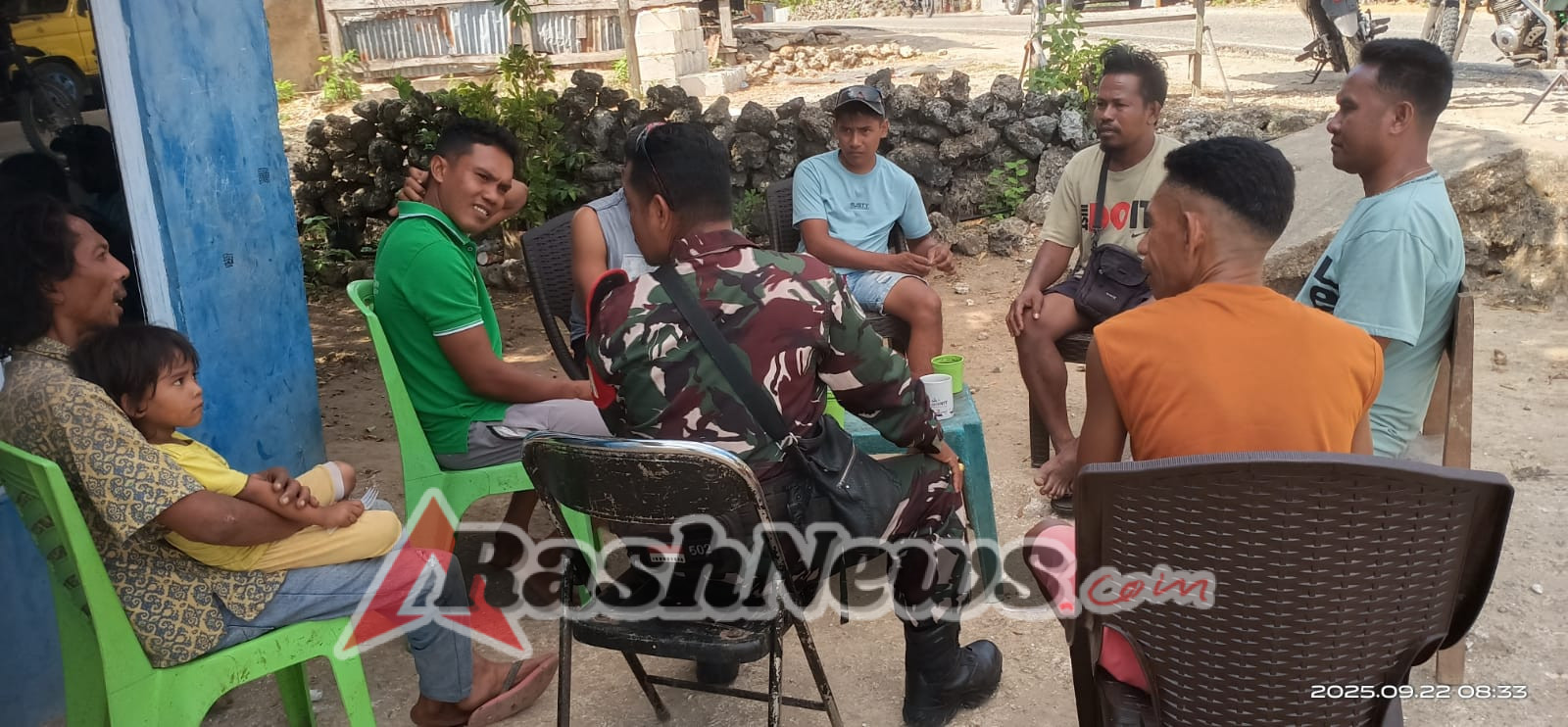 Babinsa Koramil Rote Barat Laut Lakukan Komsos dan Beri Informasi Penerimaan TNI AD