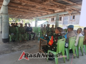 Babinsa Koramil 1618-04/Bisel Latih PBB dan Berikan Pembekalan Kepada Anggota Linmas Desa Loeram