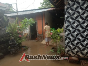 Babinsa Semarapura Kangin Cek Rumah Warga Tergenang Air, Wujud TNI Selalu Ada Bagi Masyarakat