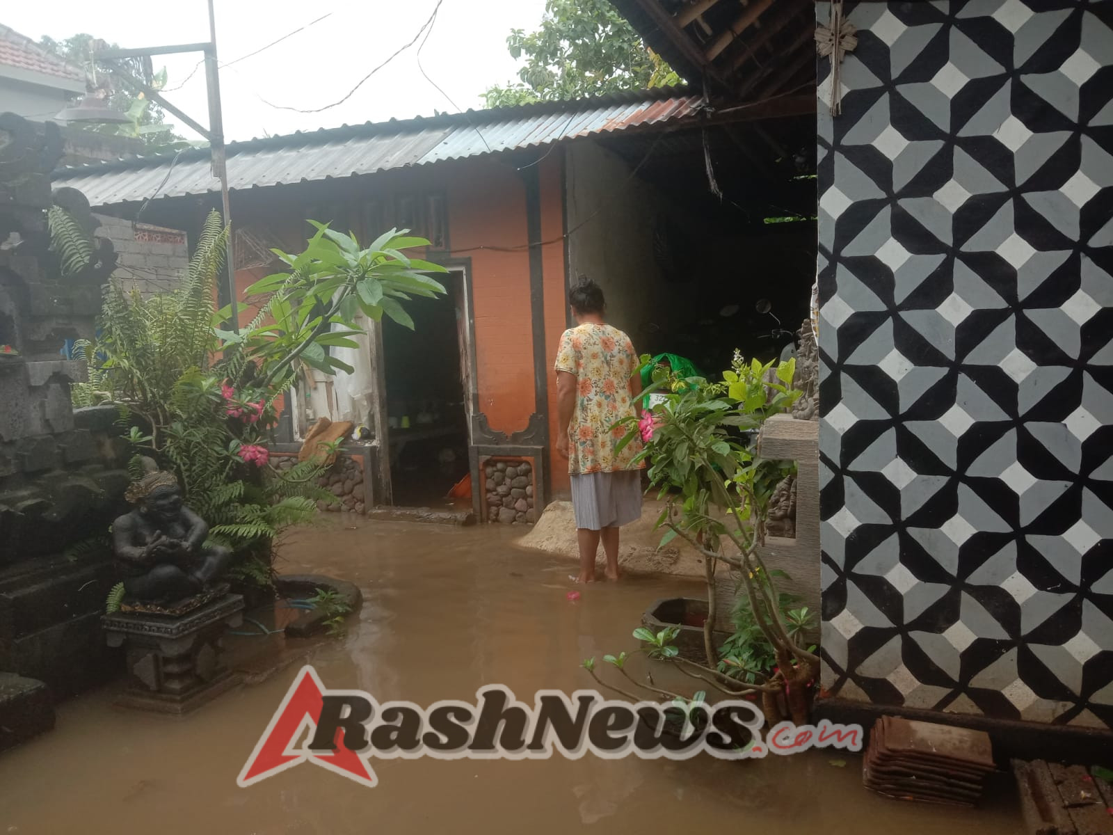 Babinsa Semarapura Kangin Cek Rumah Warga Tergenang Air, Wujud TNI Selalu Ada Bagi Masyarakat