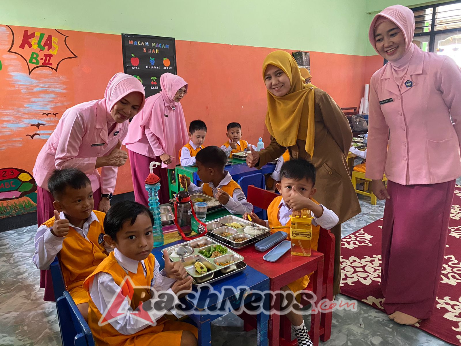 Anggota Koramil 1607-01/Sumbawa Monitoring Hari Pertama Program Makan Bergizi di Kecamatan Sumbawa