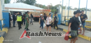 Sinergitas TNI Dan Masyarakat, Babinsa Bakas Gelar Pengawalan Upacara Ngangget Don Bingin Rangkaian Ngeroras