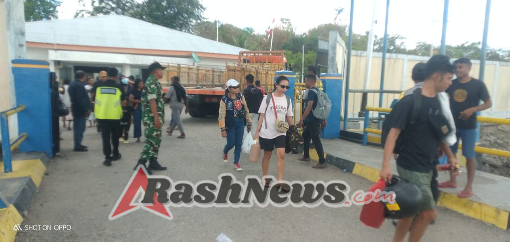 Babinsa Koramil 1627-02/Pantai Baru Amankan Aktivitas KMP Ilelabalekan di Pelabuhan ASDP