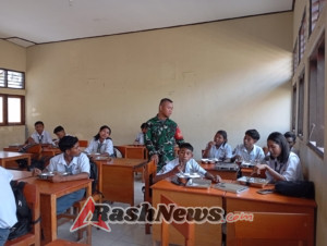 Praka Aris Wijayanta: Babinsa TNI Terlibat Langsung Dalam Penyaluran Makan Bergizi Gratis di SMKN 1 Maumere