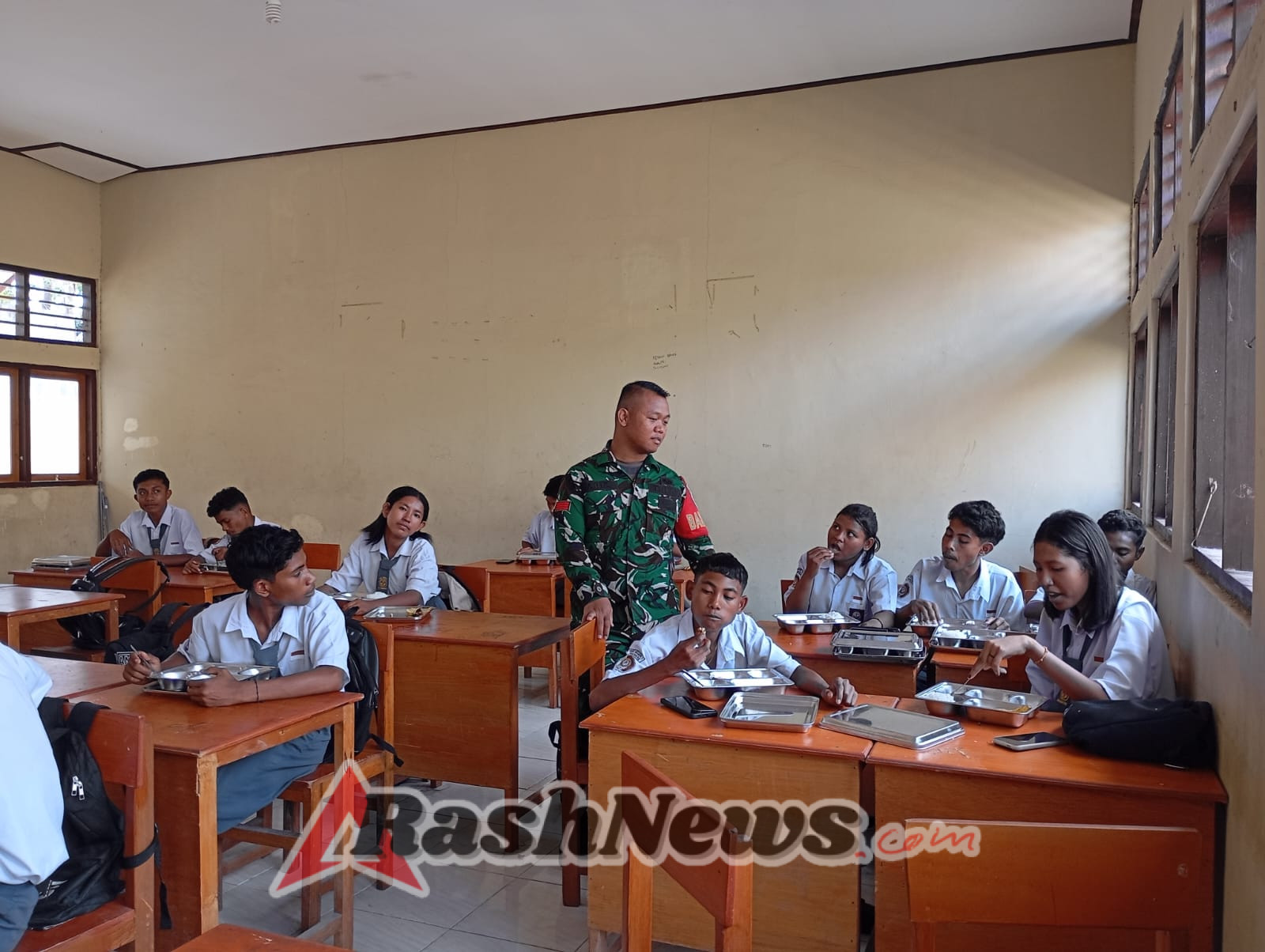 Praka Aris Wijayanta: Babinsa TNI Terlibat Langsung Dalam Penyaluran Makan Bergizi Gratis di SMKN 1 Maumere