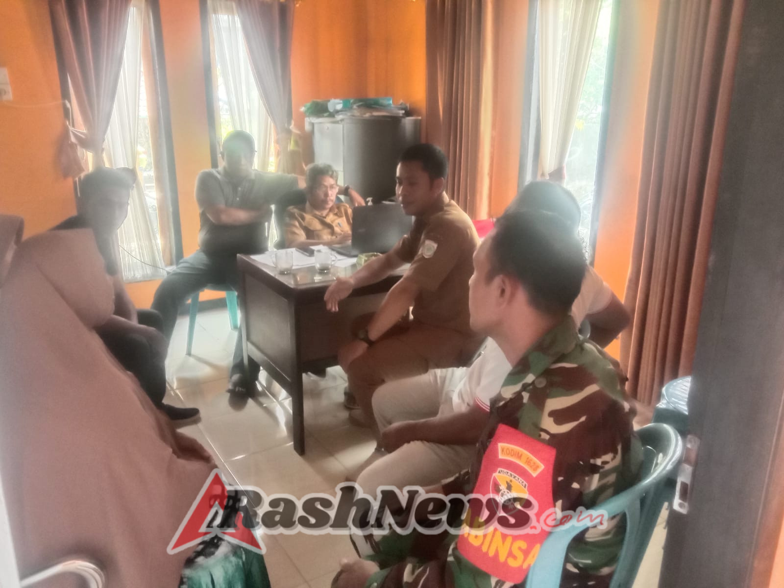 Sinergi TNI dan Aparat Desa, Babinsa Air Suning Ajak Warga Waspada Potensi Bencana