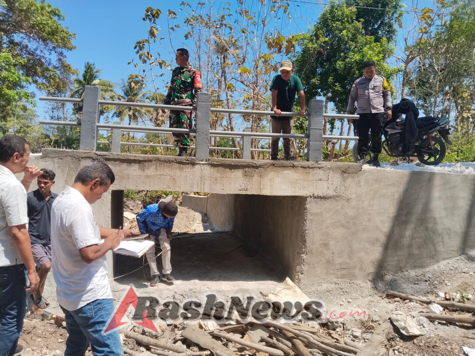 Babinsa Koramil Baa Ikut Monev Pembangunan Jembatan dan Rumah Layak Huni di Lobalain