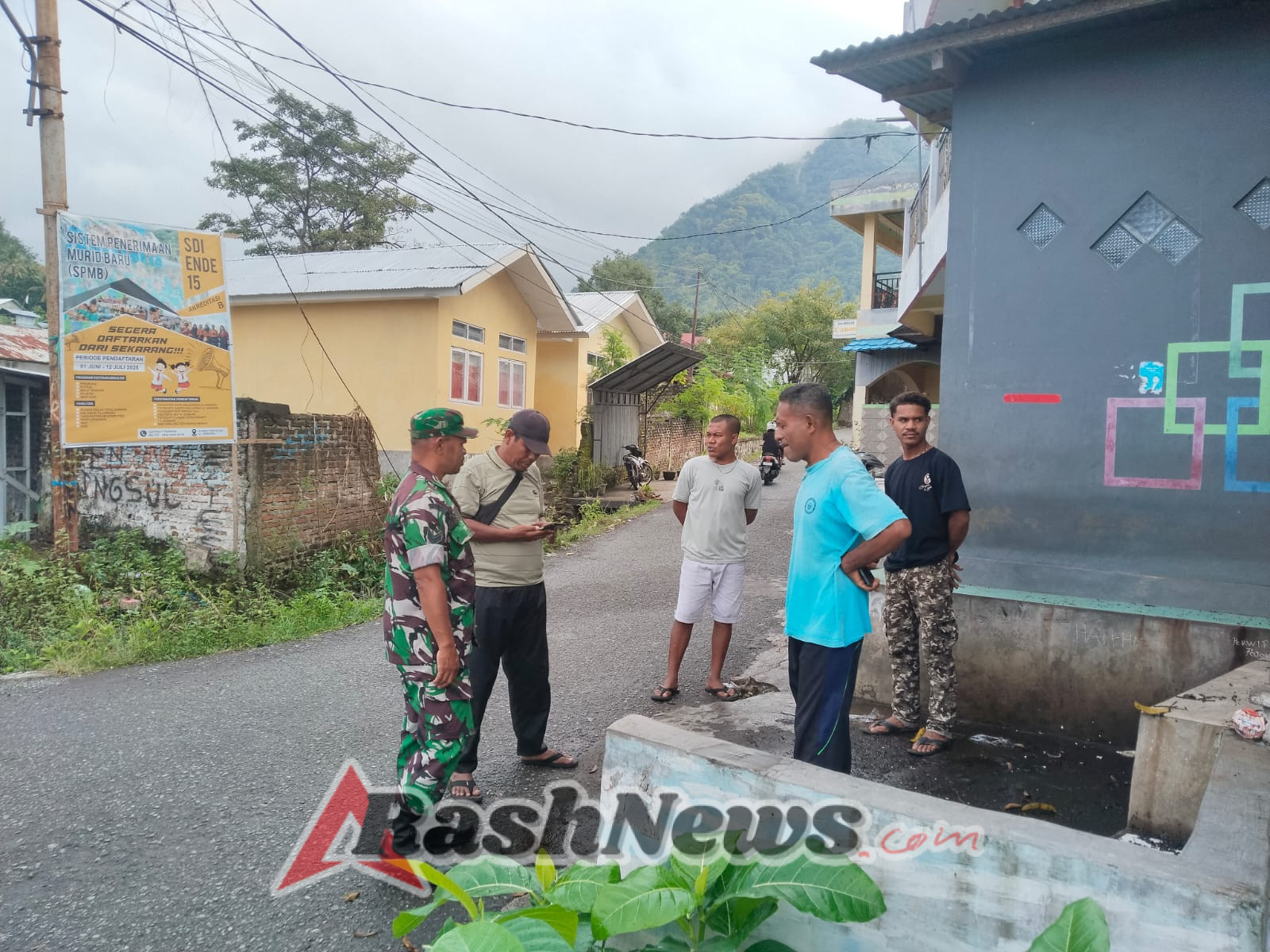 Tingkatkan Sinergitas, Babinsa Kodim 1602/Ende Ajak Masyarakat Peduli Lingkungan dan Jauhi Miras
