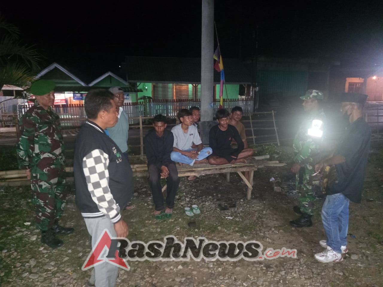 Babinsa Bersama Pemuda dan Tokoh Agama Awasi Pemukiman dan Tongkrongan Anak Muda