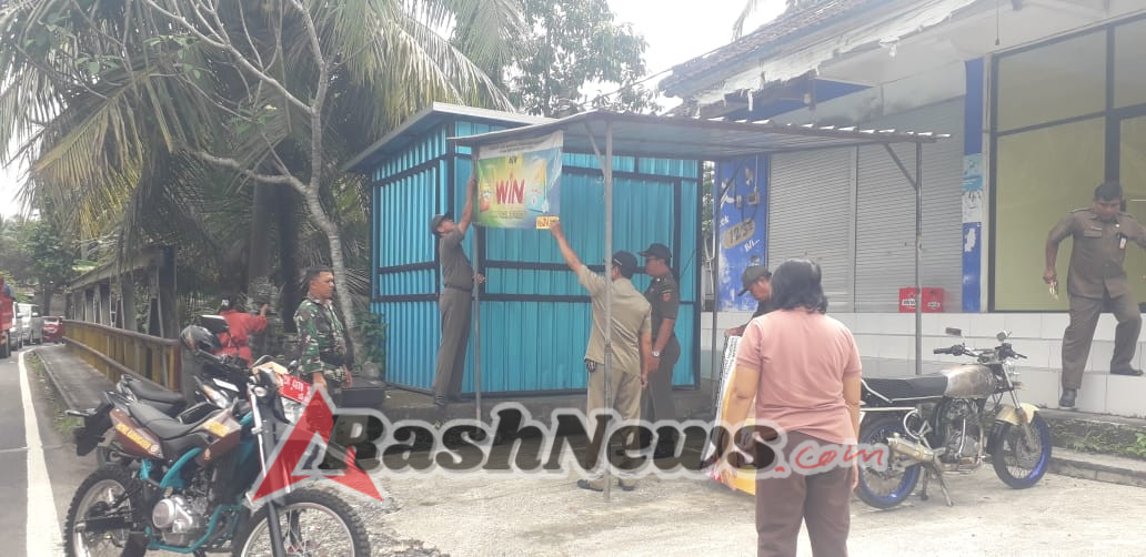 Sinergi tegakkan perda, Personel Kodim 1623/Karangasem bersama Satpol PP dan instansi terkait laksanakan penertiban reklame.