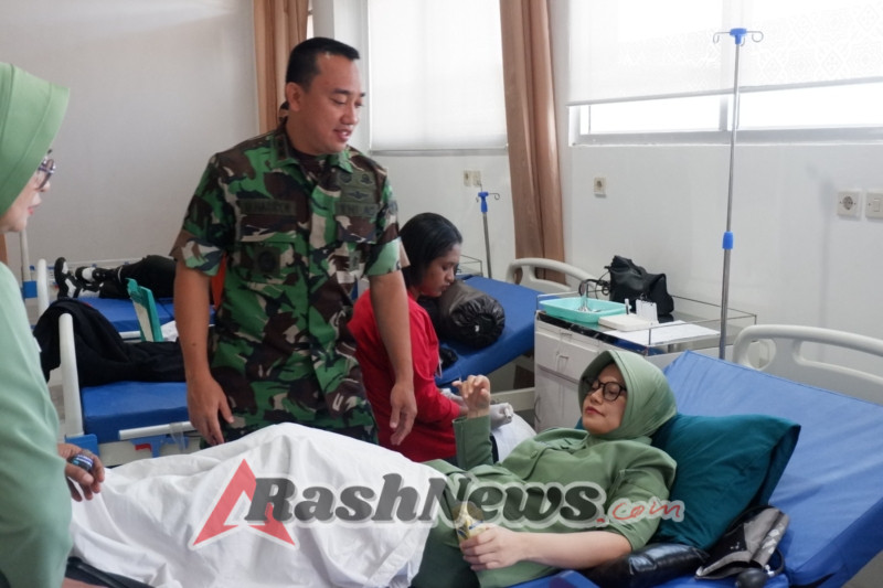 Donor Darah HUT TNI ke-80 di Ende, Dandim dan Ketua Persit Tunjukkan Teladan Kemanusiaan